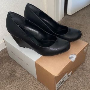 Black wedges